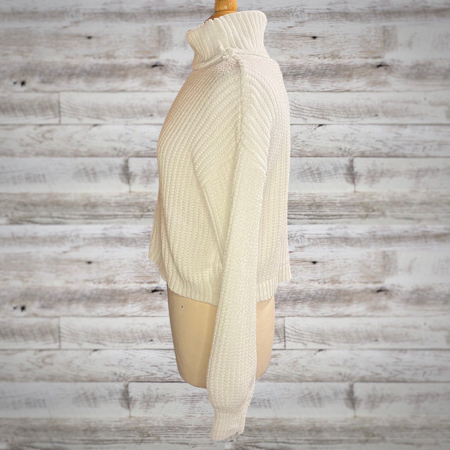 Chunky Chenille Turtleneck Cropped Sweater in Snow White