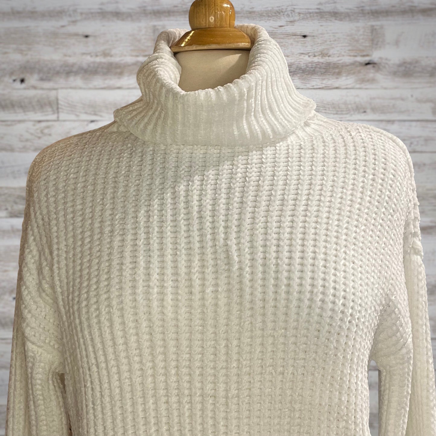 Chunky Chenille Turtleneck Cropped Sweater in Snow White