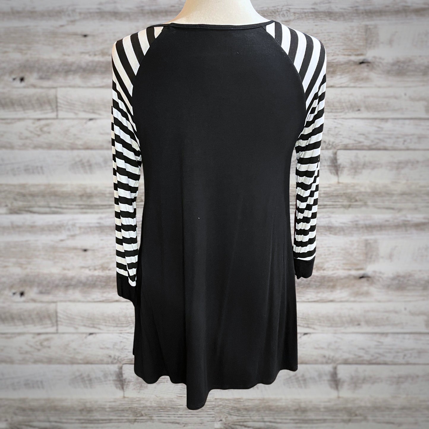 Striped Scoop Neck 3/4 Sleeve Tee in Black/White