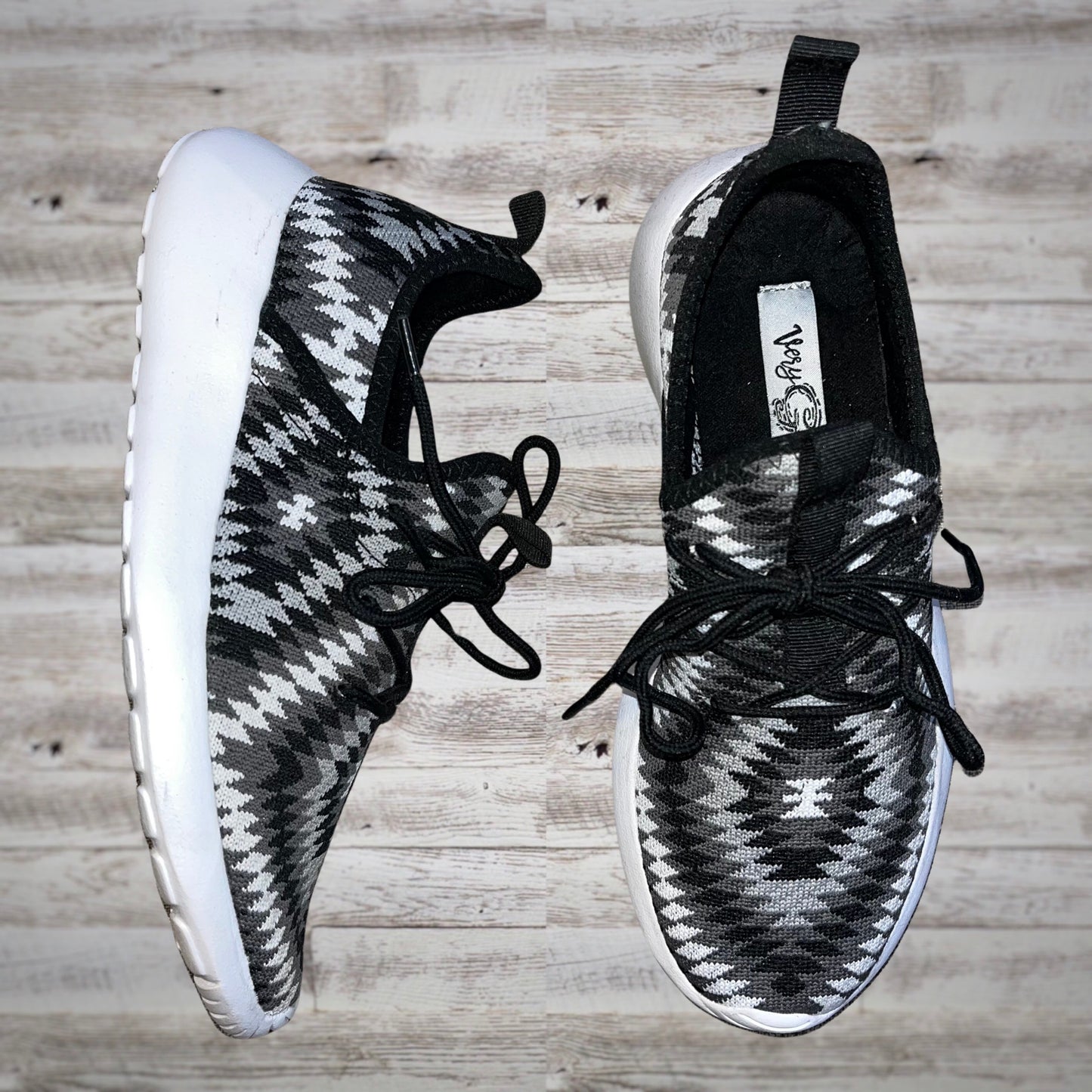 Very G Geo Knit Comfort Foam Everyday Sneakers in Black