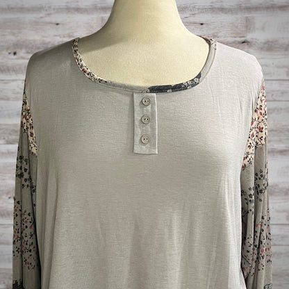 PLUS Dainty Floral Long Sleeve Henley Top in Gray/Pink