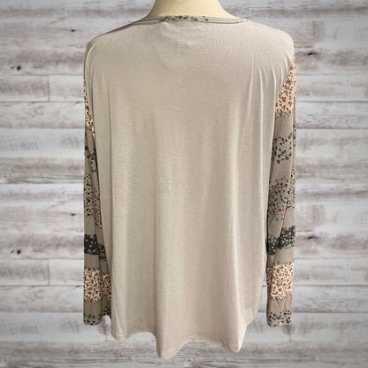 PLUS Dainty Floral Long Sleeve Henley Top in Gray/Pink